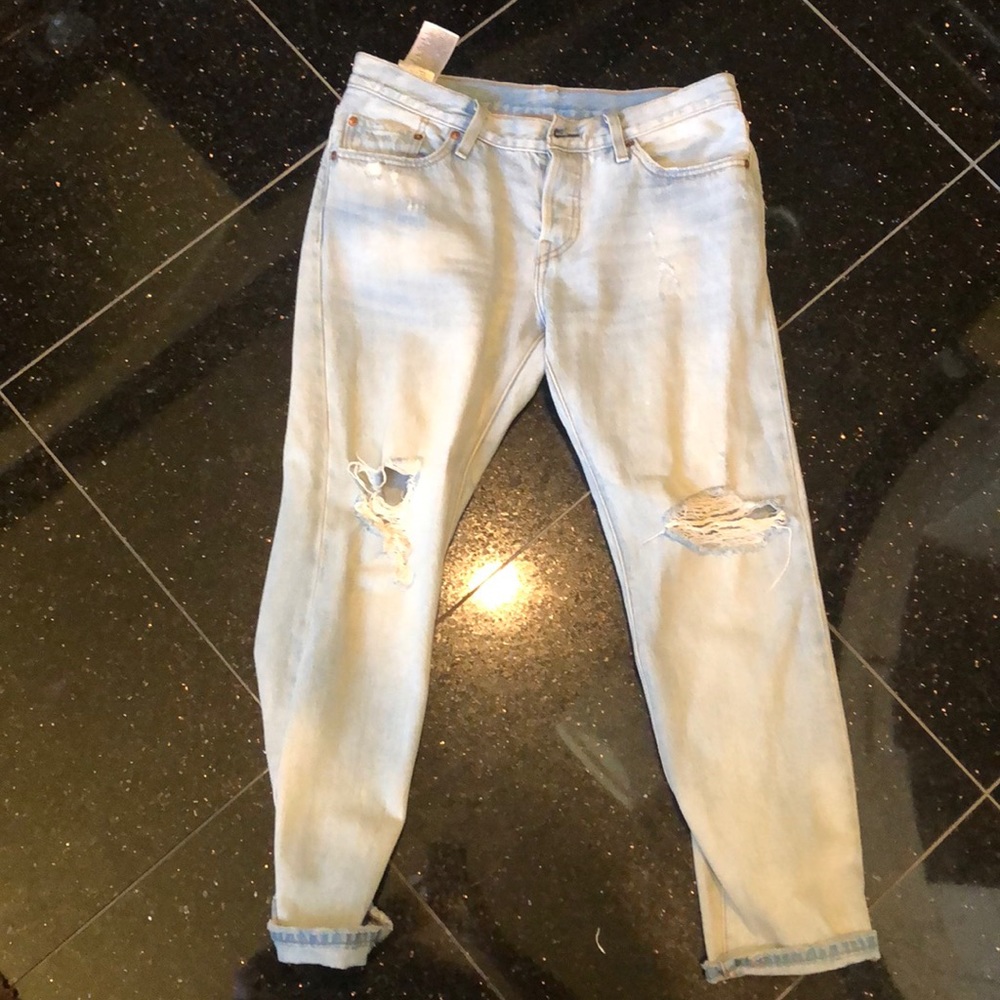 Distressed Light Levi Jeans